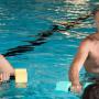 Wassergymnastik mit Aqua-Handeln